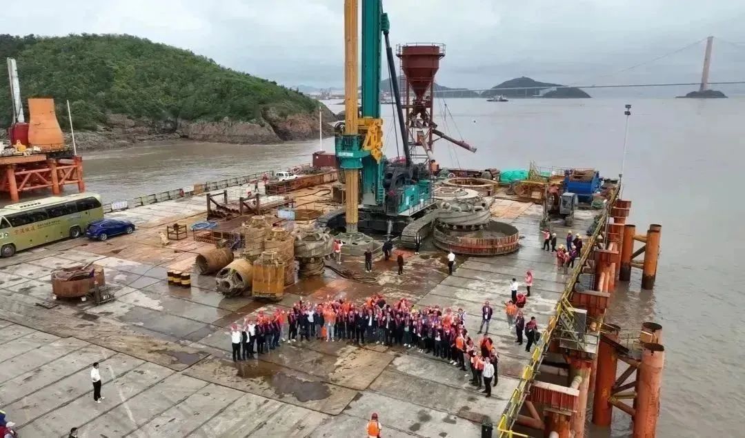 周全告捷！龙8头号玩家智能超等旋挖钻机圆满完成甬舟铁路西堠门公铁两用大桥桩基施工使命