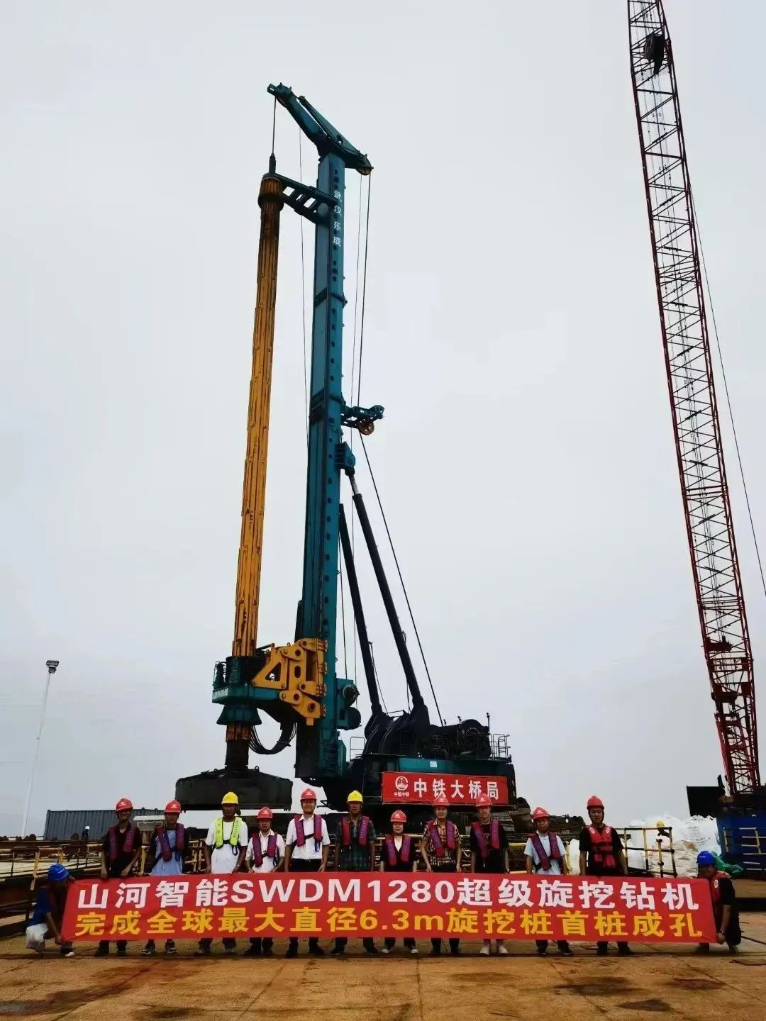 周全告捷！龙8头号玩家智能超等旋挖钻机圆满完成甬舟铁路西堠门公铁两用大桥桩基施工使命