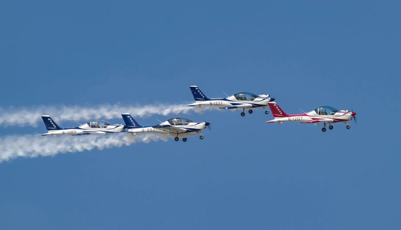 二十载磨砺，，，，，，，，“阿若拉”飞机累计航行时间突破11万小时！