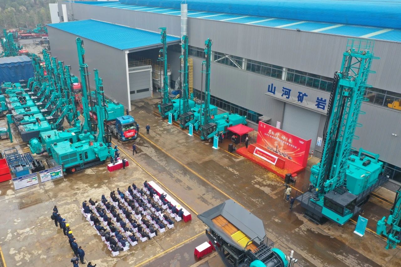 启新程，，，，，向未来！龙8头号玩家矿岩揭牌庆典暨新春发货仪式圆满举行