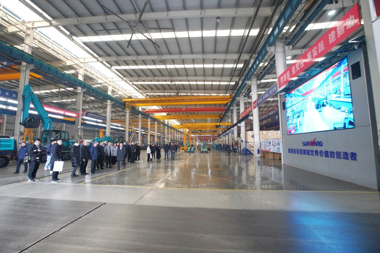 启新程，，，，，向未来！龙8头号玩家矿岩揭牌庆典暨新春发货仪式圆满举行