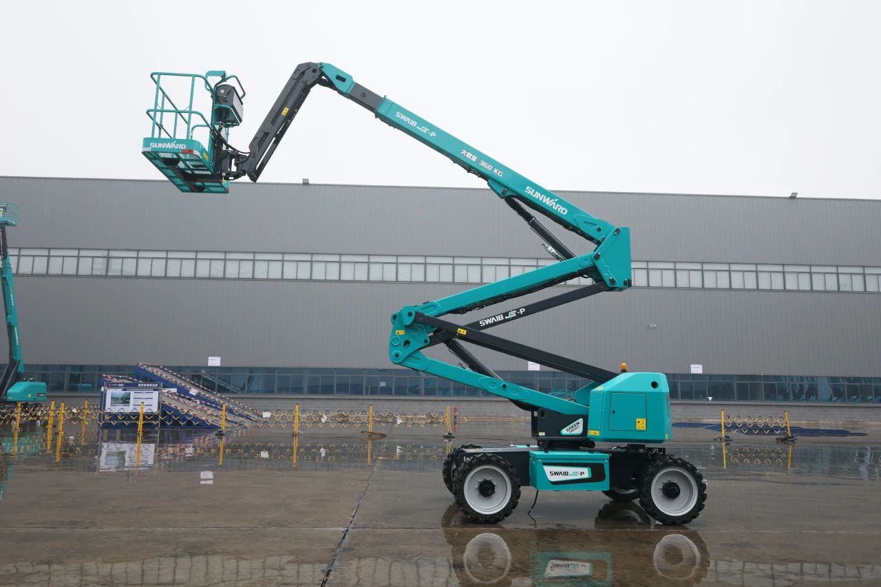 又双叒叕上新了！龙8头号玩家智能首款双载荷电动曲臂式高空作业平台顺遂下线