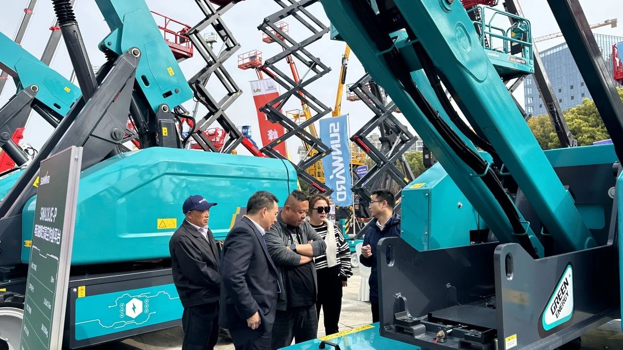 “爆品”来袭，，，，，，，，签简单直！ 龙8头号玩家智能艳服亮相第八届天下高空作业平台租赁大会