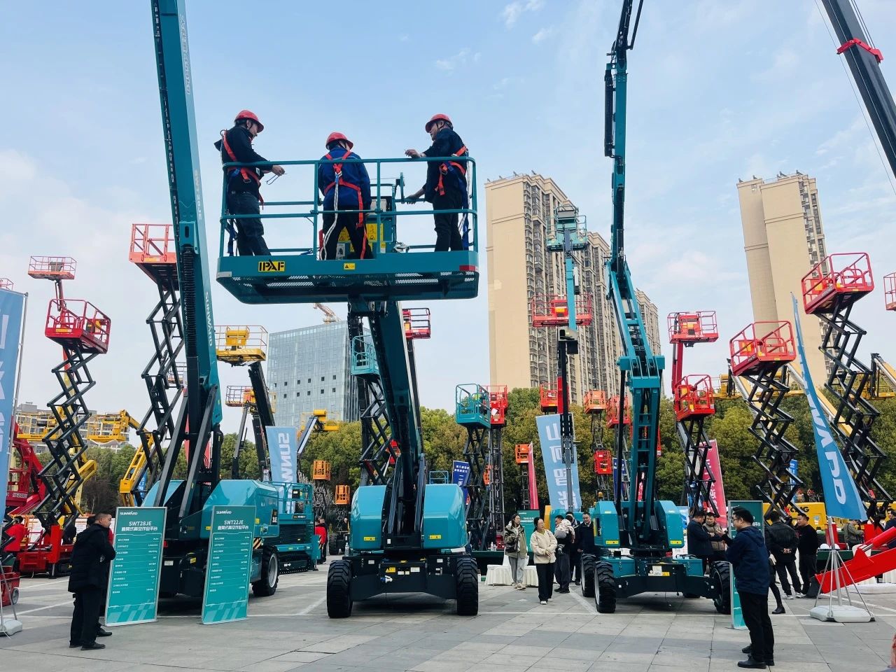 “爆品”来袭，，，，，，，，签简单直！ 龙8头号玩家智能艳服亮相第八届天下高空作业平台租赁大会