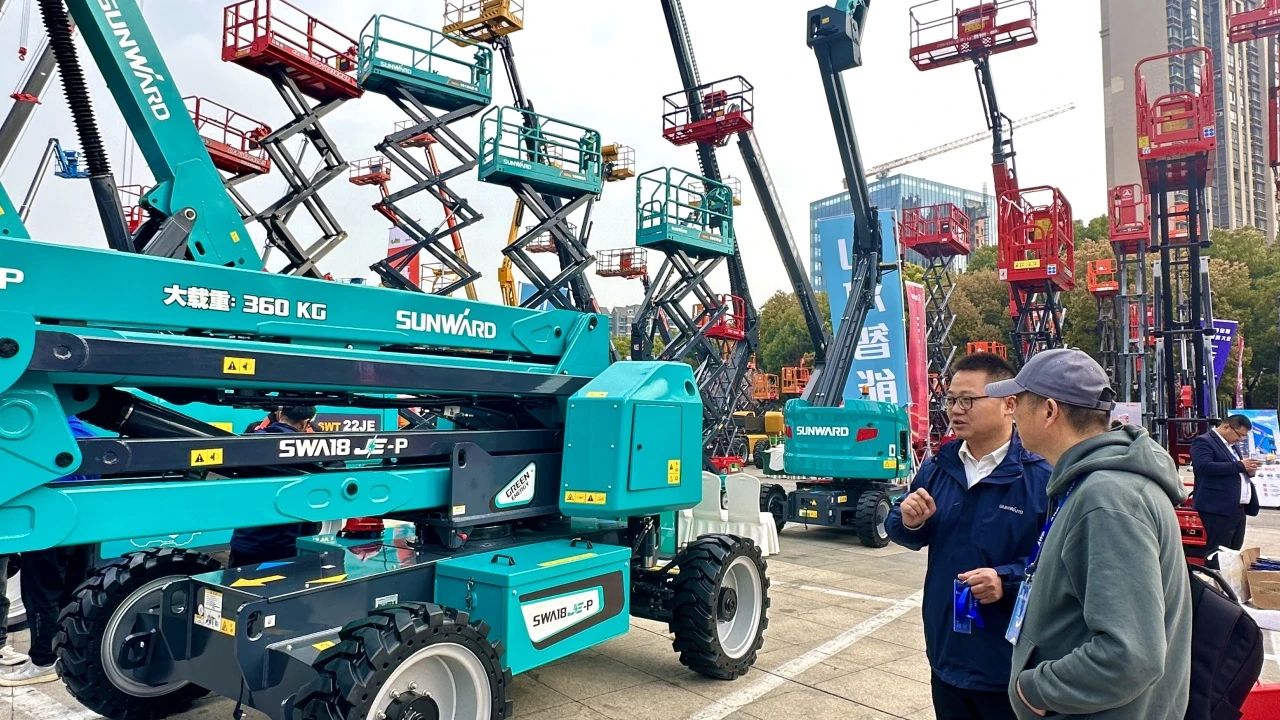 “爆品”来袭，，，，，，，，签简单直！ 龙8头号玩家智能艳服亮相第八届天下高空作业平台租赁大会