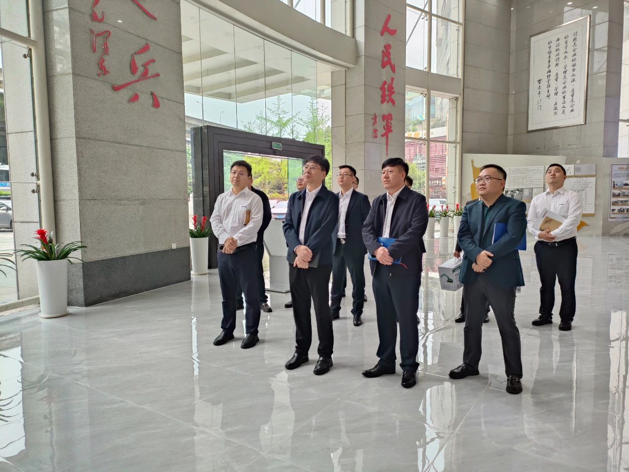 顺应新形势，，，，，，，追求新相助！龙8头号玩家智能到访中铁二十三局