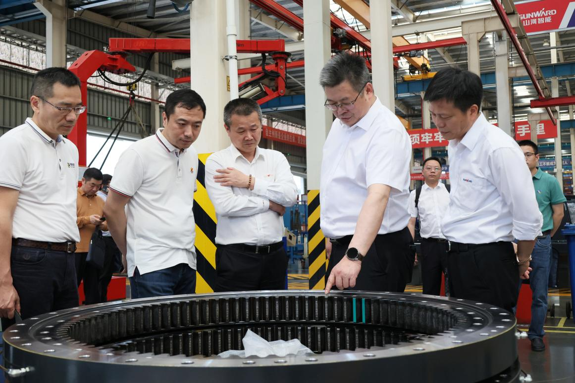 湖南钢铁集团党委书记、董事长李建宇到龙8头号玩家智能调研交流