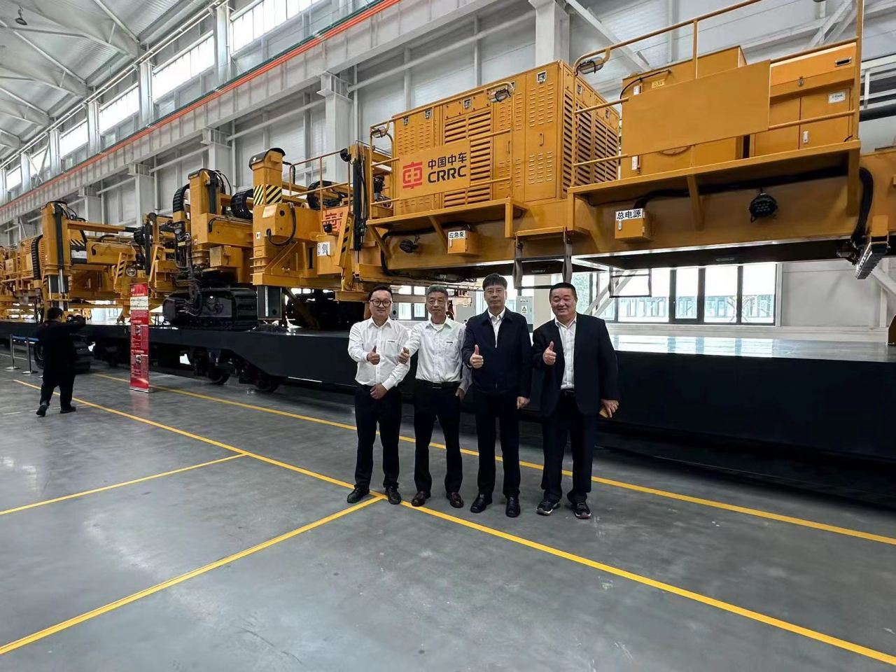 CPH-30J道岔铺换机组全球宣布！龙8头号玩家智能与宝鸡中车时代共绘铁路装备新篇章！