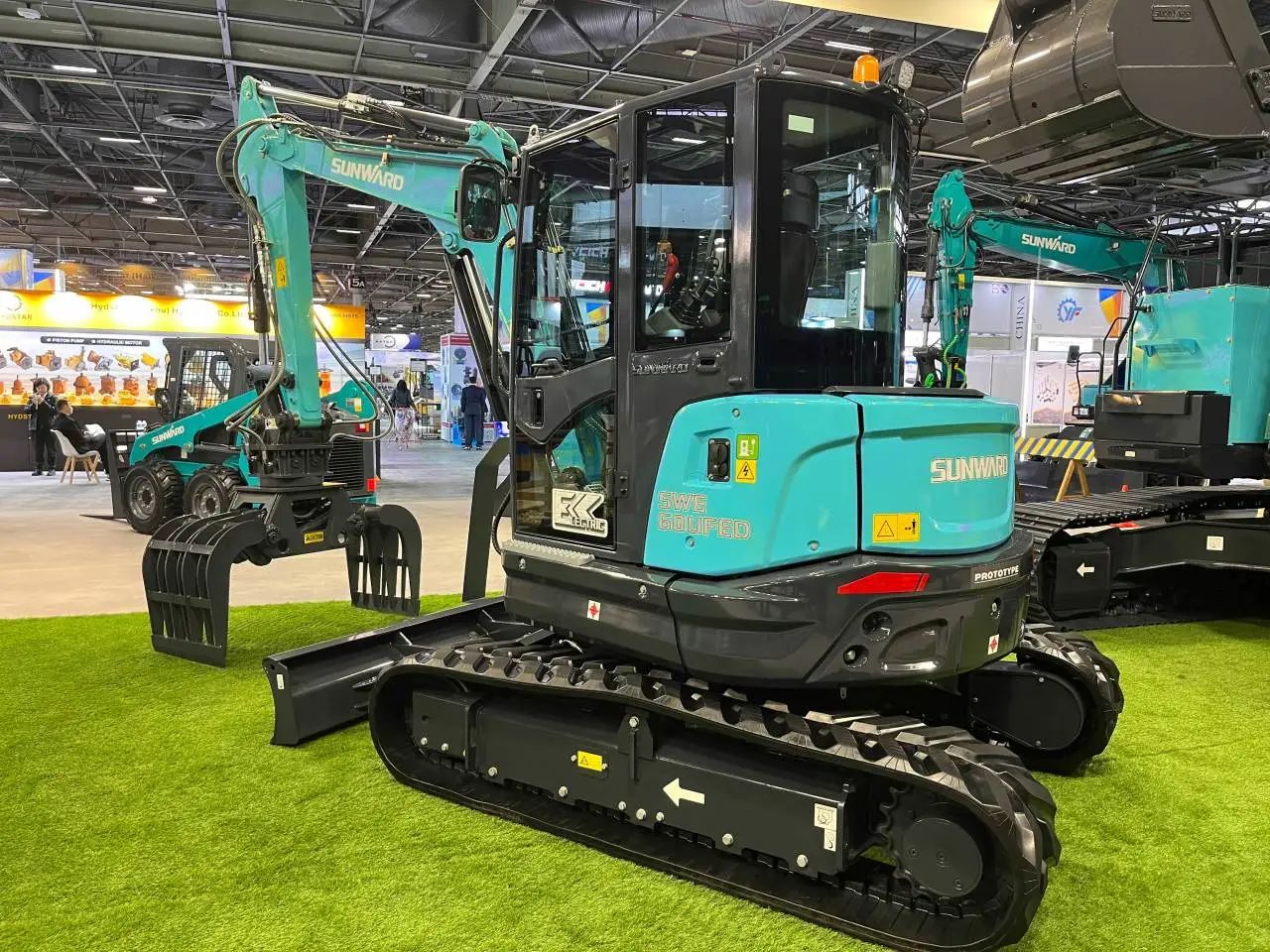 赢战INTERMAT 2024！龙8头号玩家智能土方机械深耕全球高端市场