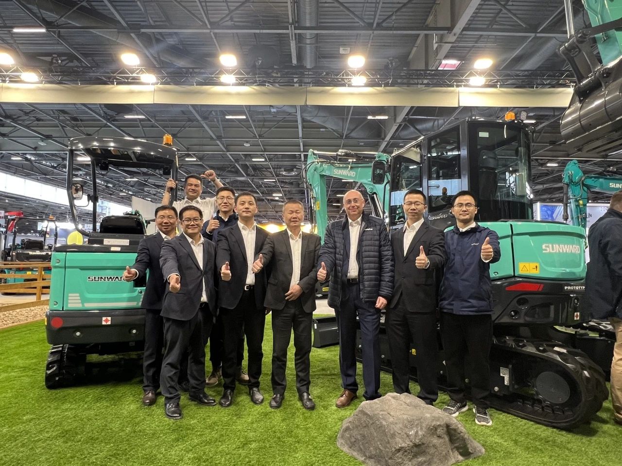 赢战INTERMAT 2024！龙8头号玩家智能土方机械深耕全球高端市场