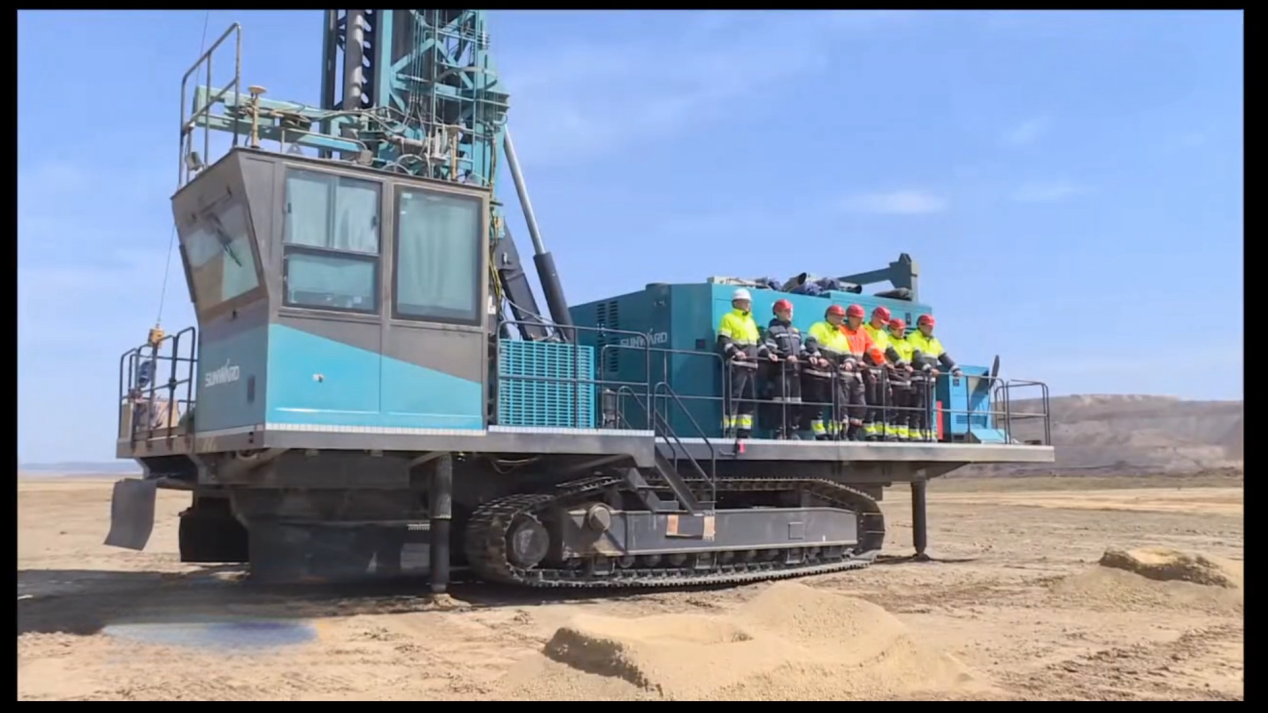 月钻进31518米，，，，，，，，龙8头号玩家智能牙轮钻机施工效率创历史新高