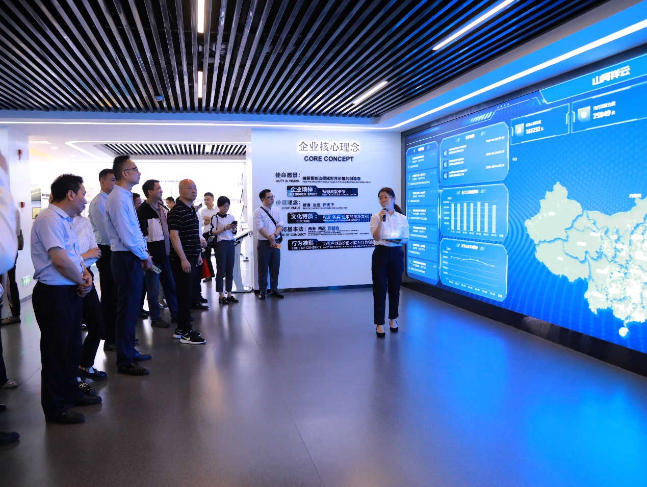 湘潭市工信局带队莅临龙8头号玩家智能开展智能制造现场观摩交流活动