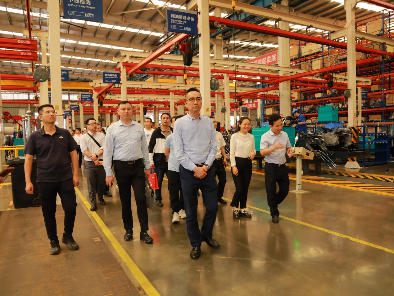 湘潭市工信局带队莅临龙8头号玩家智能开展智能制造现场观摩交流活动