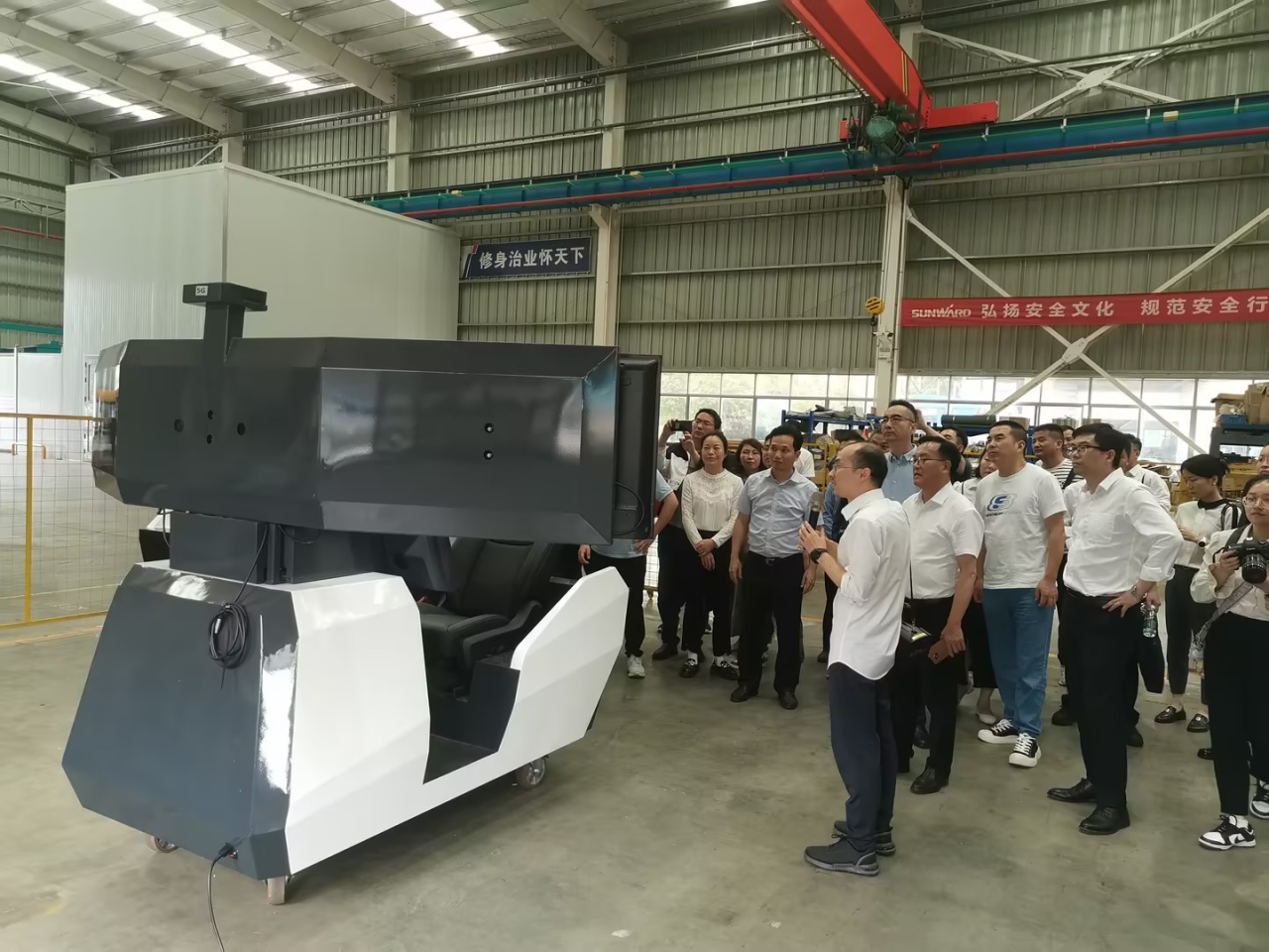 湘潭市工信局带队莅临龙8头号玩家智能开展智能制造现场观摩交流活动