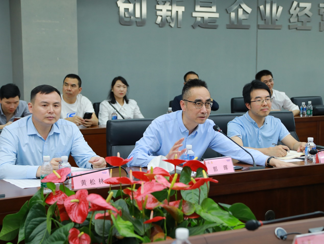 湘潭市工信局带队莅临龙8头号玩家智能开展智能制造现场观摩交流活动