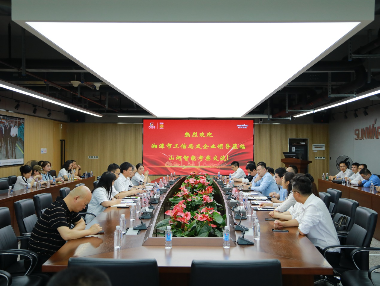 湘潭市工信局带队莅临龙8头号玩家智能开展智能制造现场观摩交流活动