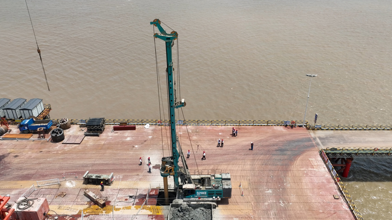 先导式立异，，，，，，，，再推电动新品！龙8头号玩家智能SWDM520EE增程式旋挖钻机推介会乐成举行