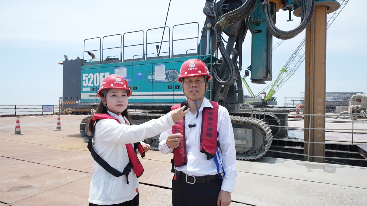 先导式立异，，，，，，，，再推电动新品！龙8头号玩家智能SWDM520EE增程式旋挖钻机推介会乐成举行