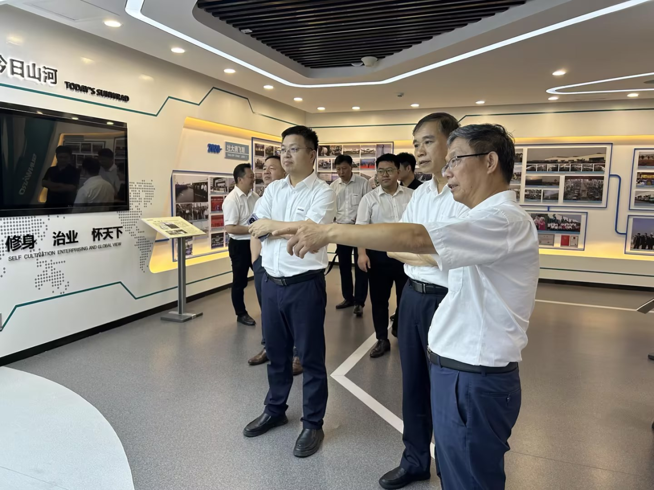 深化交流相助！广州港李明忠副总司理率队莅临龙8头号玩家智能考察交流！