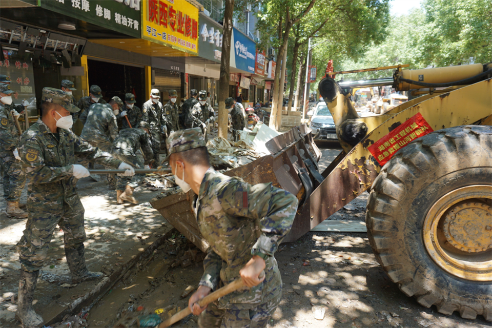 驰援湖南平江抗洪抢险，，，，，，，，共克时艰显继续