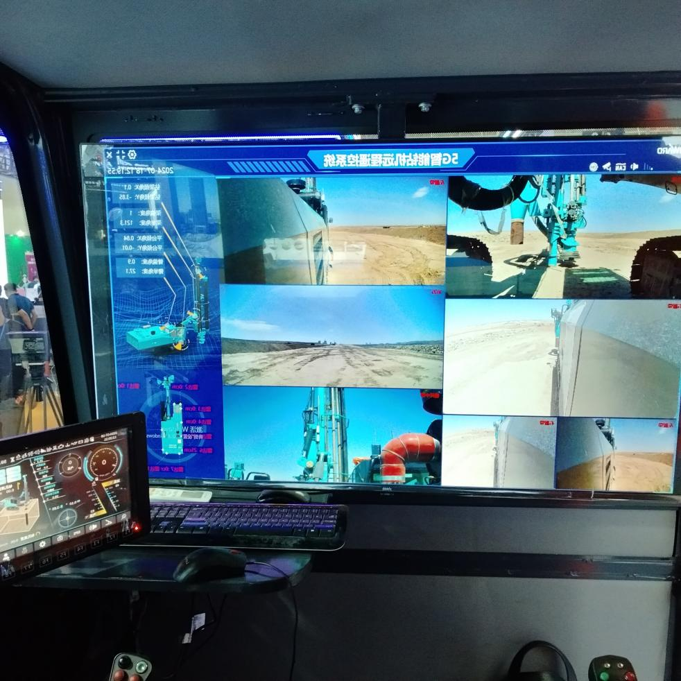 龙8头号玩家智能5G智能钻机亮相新疆矿博会