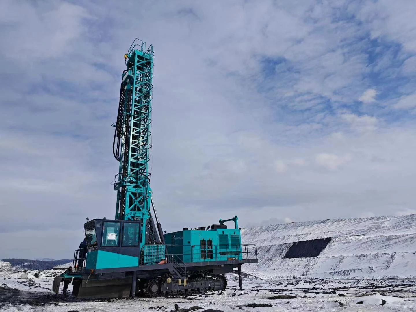 月钻进42888米，，，，，，龙8头号玩家智能牙轮钻机施工效率再立异高