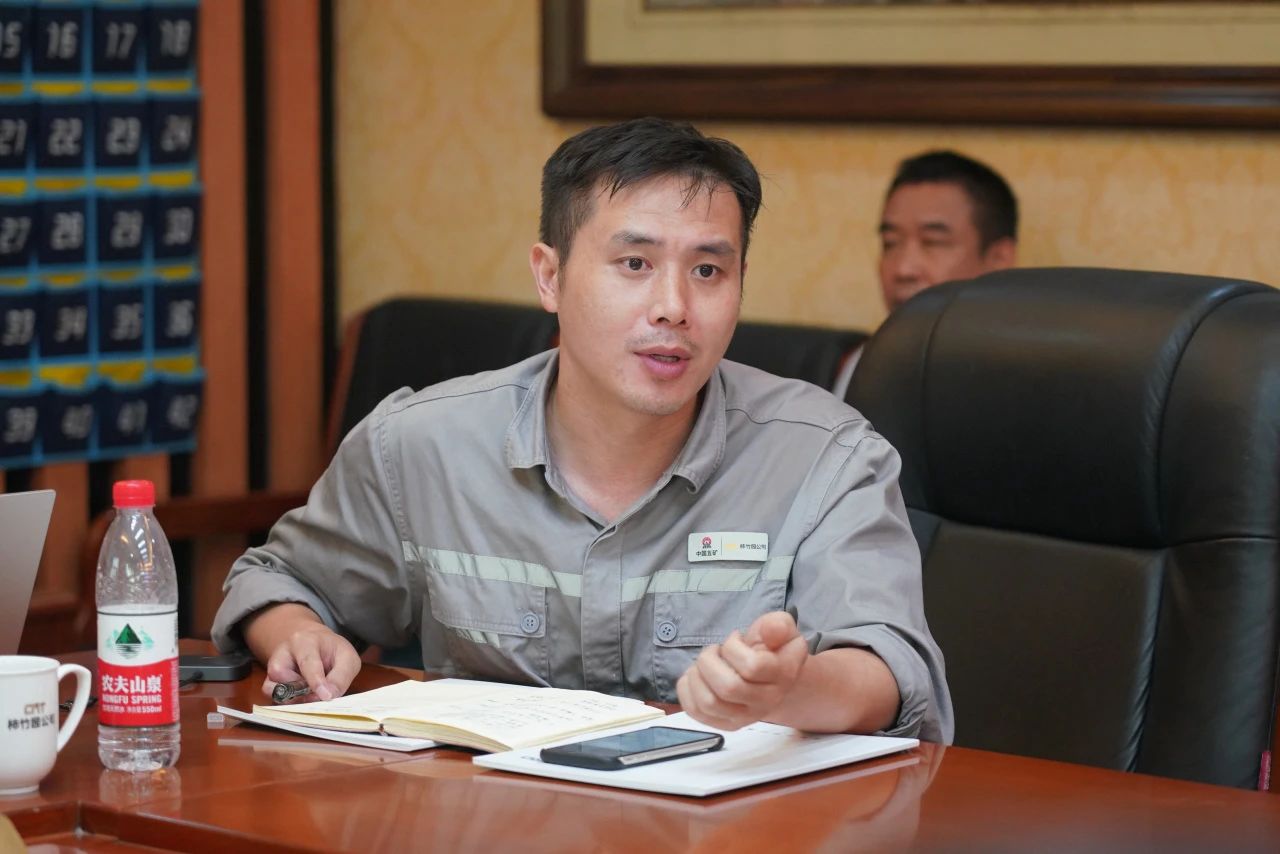 相助共赢，，，，，，，，智胜未来！龙8头号玩家智能造访湖南柿竹园有色金属有限责任公司