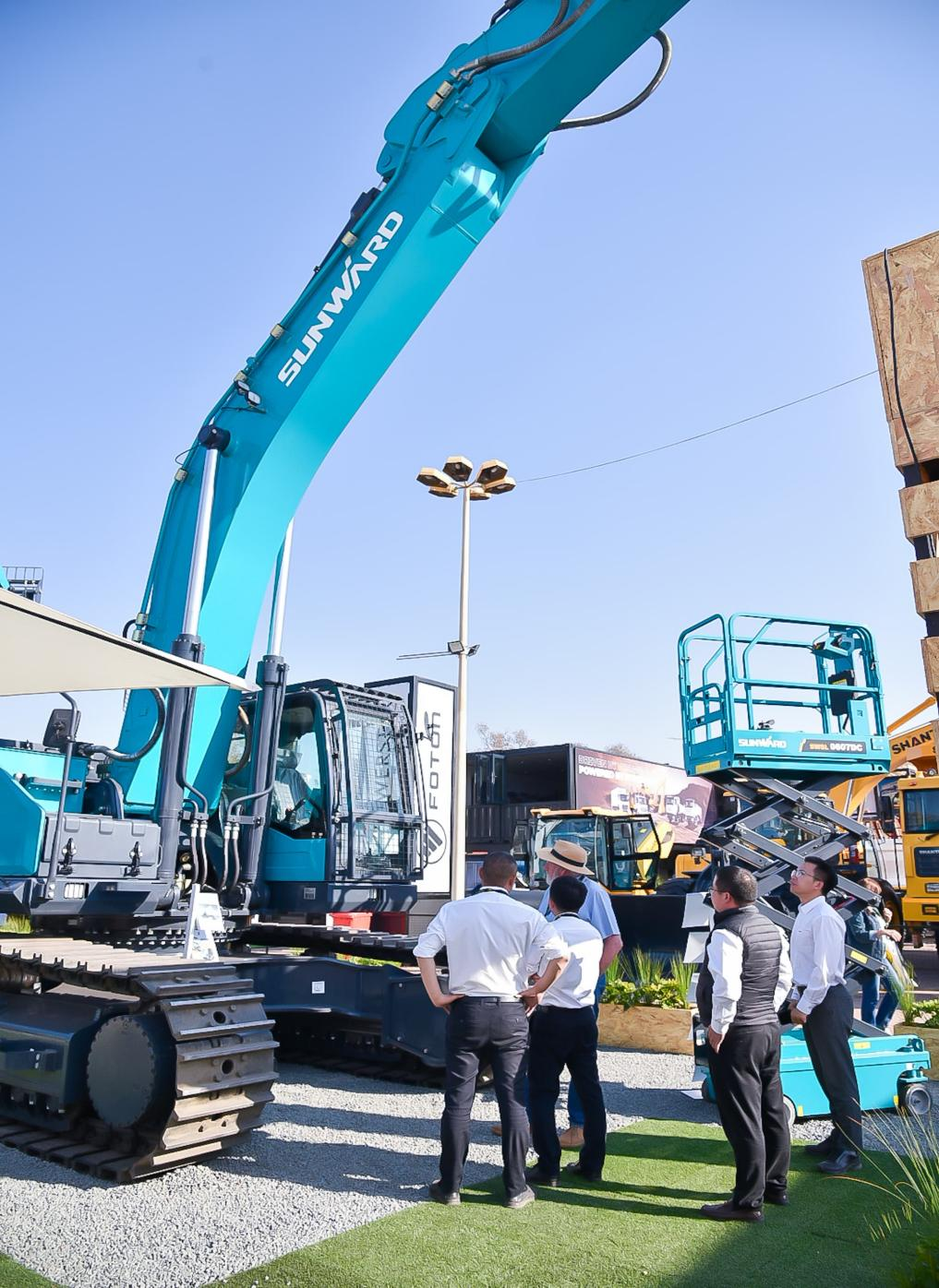 跨越山海，，，，，，，，重器远航！龙8头号玩家智能亮相南非最大矿业展会