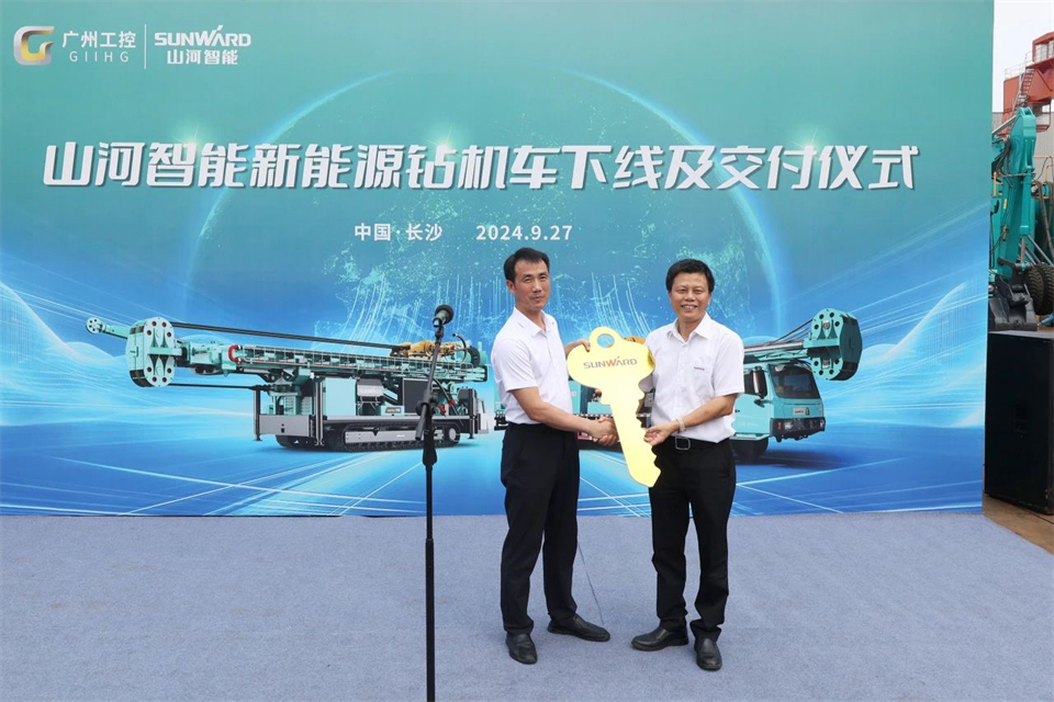 引领绿色科技新篇章！龙8头号玩家智能新能源钻机乐成交付