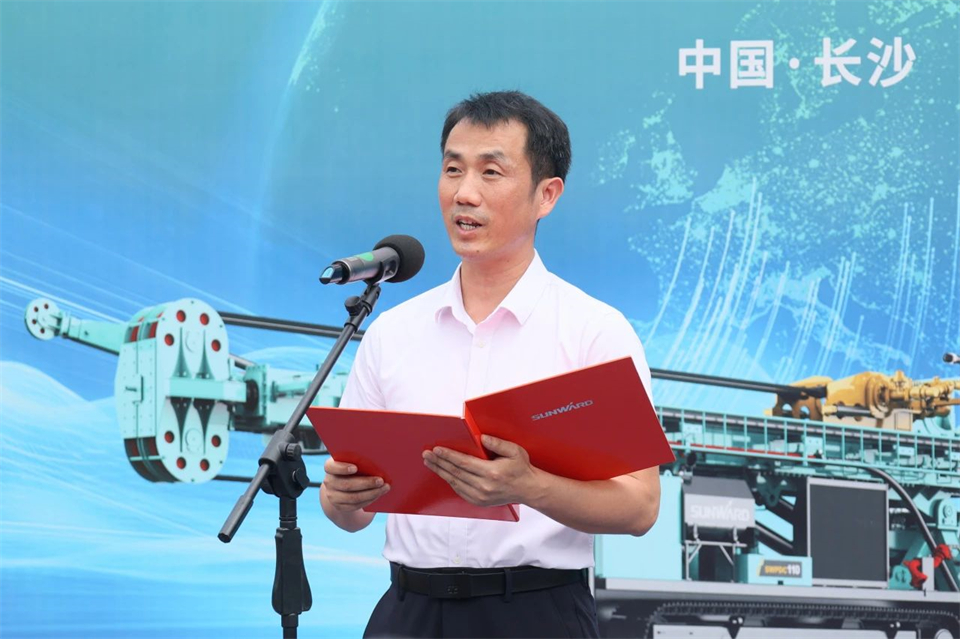 引领绿色科技新篇章！龙8头号玩家智能新能源钻机乐成交付