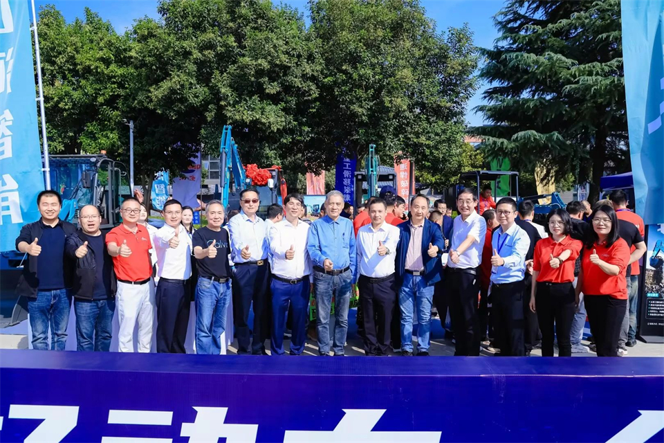 展现“掘”对实力！龙8头号玩家智能亮相2024微挖大会暨小型装备大会