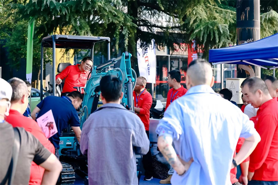 展现“掘”对实力！龙8头号玩家智能亮相2024微挖大会暨小型装备大会