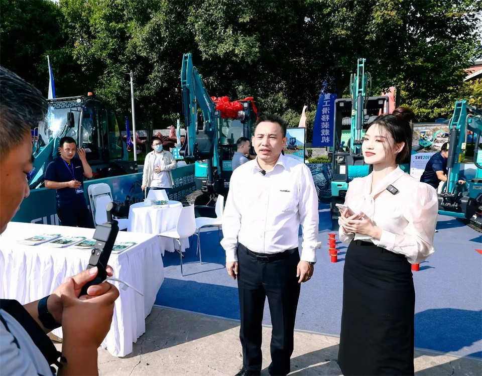 展现“掘”对实力！龙8头号玩家智能亮相2024微挖大会暨小型装备大会