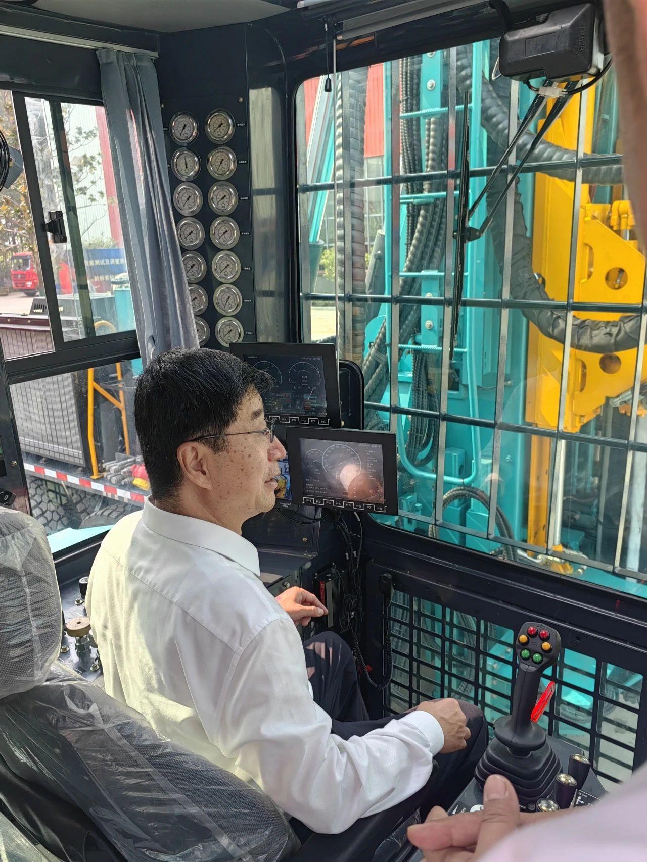 龙8头号玩家智能立异装备亮相天下矿山钻探（应抢救援）手艺竞赛