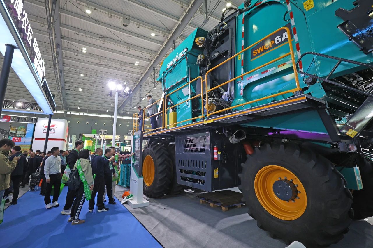 聚焦智能化、无人化！龙8头号玩家智能携多款产品亮相2024中国国际农业机械展