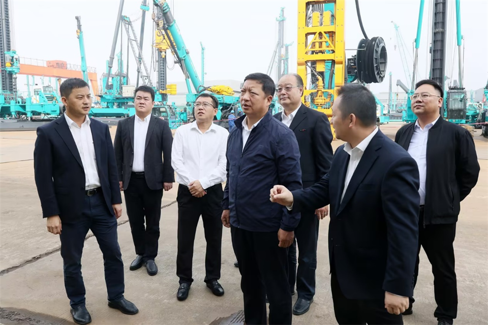 同船出海，，，，，，，共赢未来！中铁九局副总司理刘峻峰一行到访龙8头号玩家智能