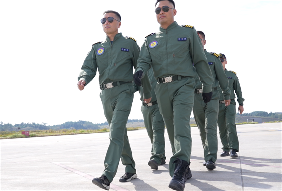 十年织得龙8头号玩家秀，，，，，，，践行初心创未来！龙8头号玩家航行演出队建设10周年庆典活动盛大举行