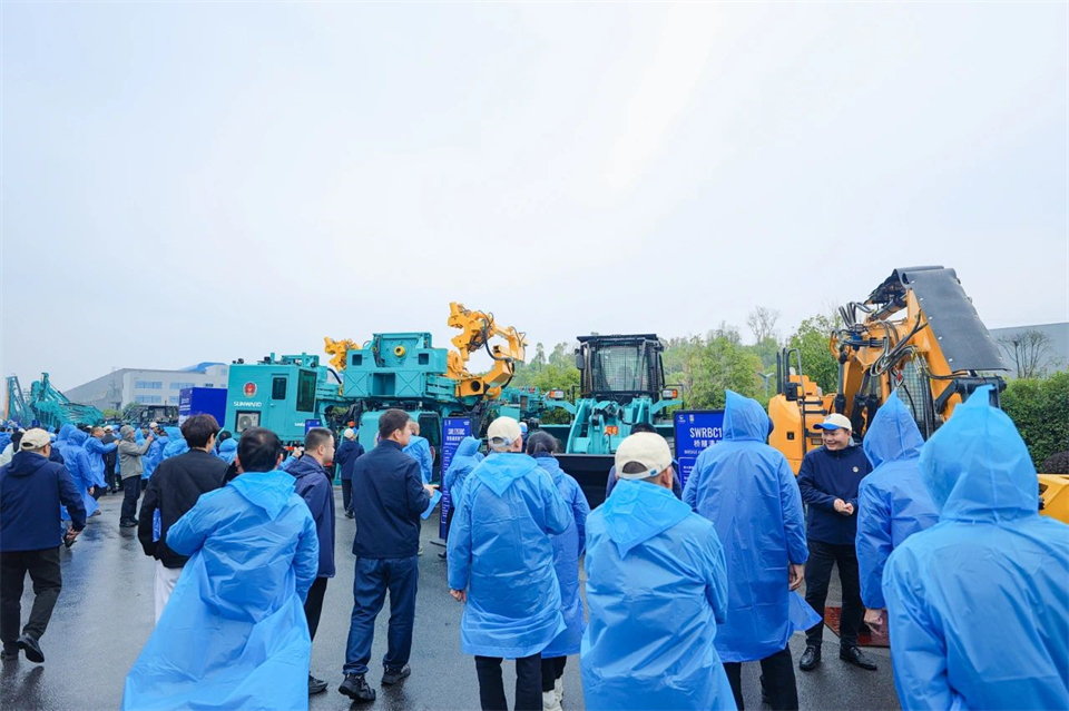 立异引领价值，，，，，理想成绩未来！龙8头号玩家智能25周年庆典暨全球客户节盛大举行