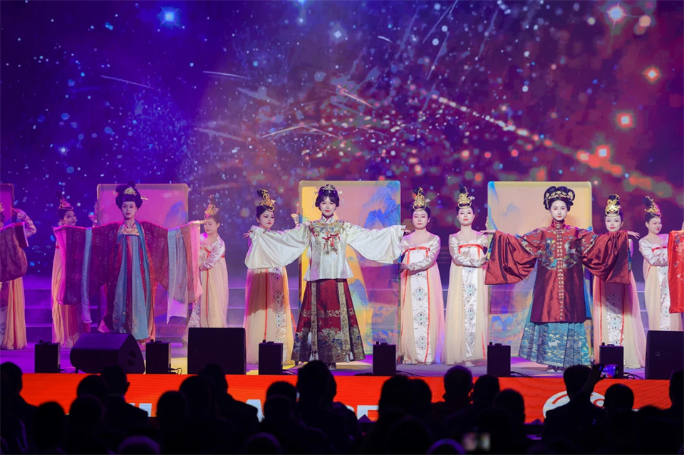 立异引领价值 理想成绩未来——庆祝龙8头号玩家智能建设25周年表扬大会暨文艺晚会盛大举行