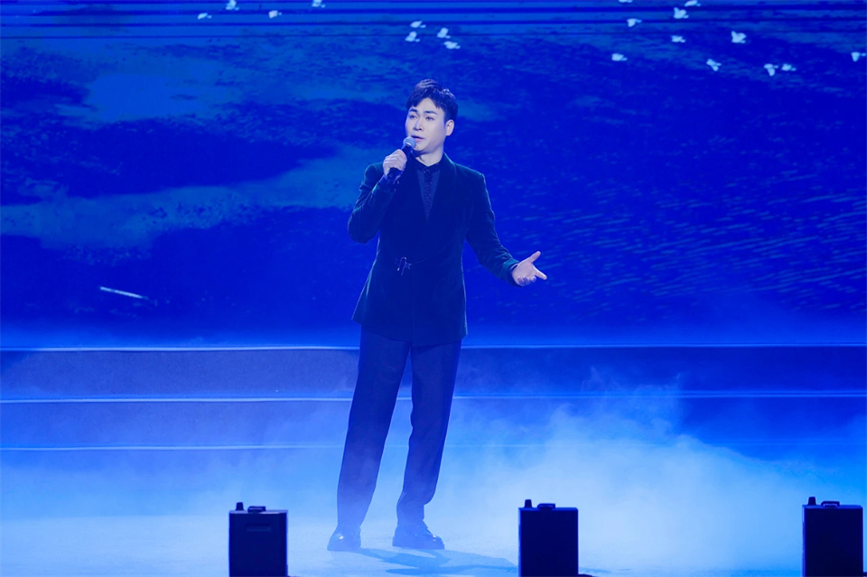 立异引领价值 理想成绩未来——庆祝龙8头号玩家智能建设25周年表扬大会暨文艺晚会盛大举行