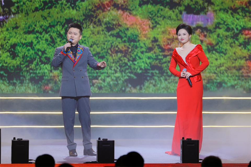 立异引领价值 理想成绩未来——庆祝龙8头号玩家智能建设25周年表扬大会暨文艺晚会盛大举行