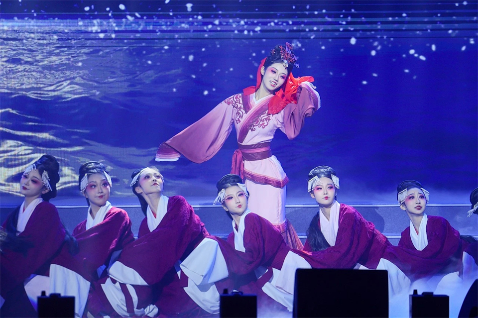 立异引领价值 理想成绩未来——庆祝龙8头号玩家智能建设25周年表扬大会暨文艺晚会盛大举行