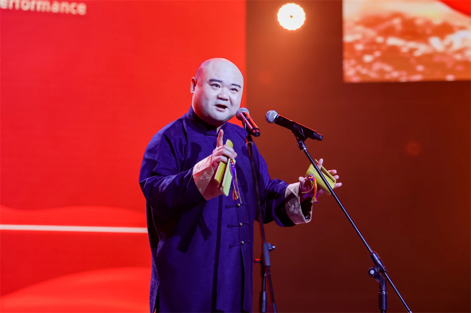 立异引领价值 理想成绩未来——庆祝龙8头号玩家智能建设25周年表扬大会暨文艺晚会盛大举行