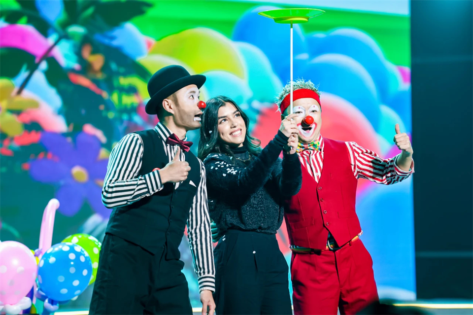 立异引领价值 理想成绩未来——庆祝龙8头号玩家智能建设25周年表扬大会暨文艺晚会盛大举行