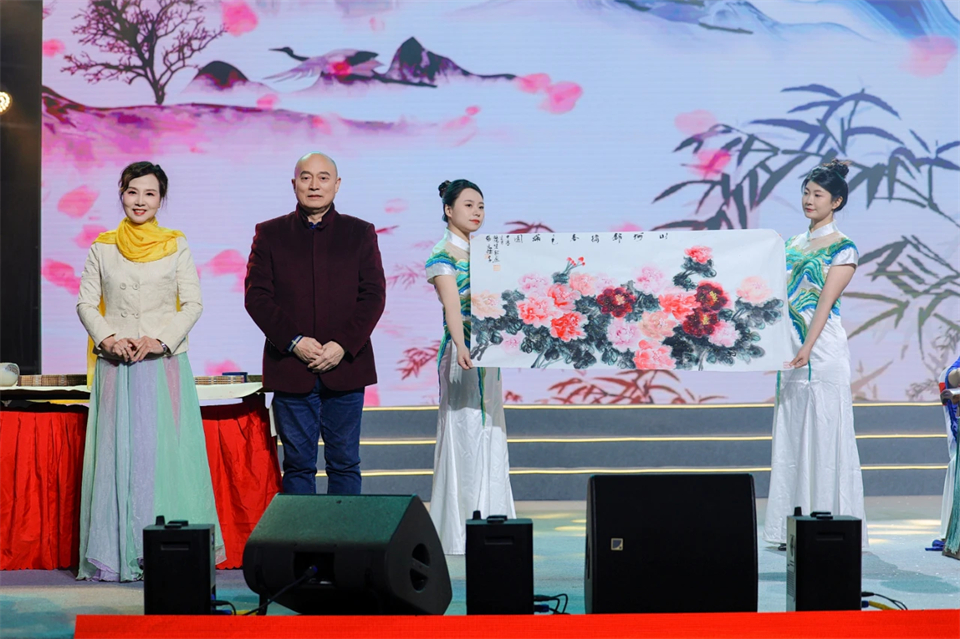 立异引领价值 理想成绩未来——庆祝龙8头号玩家智能建设25周年表扬大会暨文艺晚会盛大举行