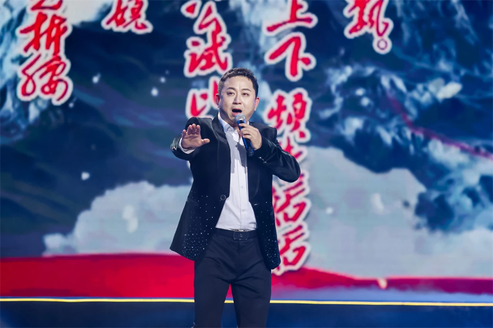 立异引领价值 理想成绩未来——庆祝龙8头号玩家智能建设25周年表扬大会暨文艺晚会盛大举行