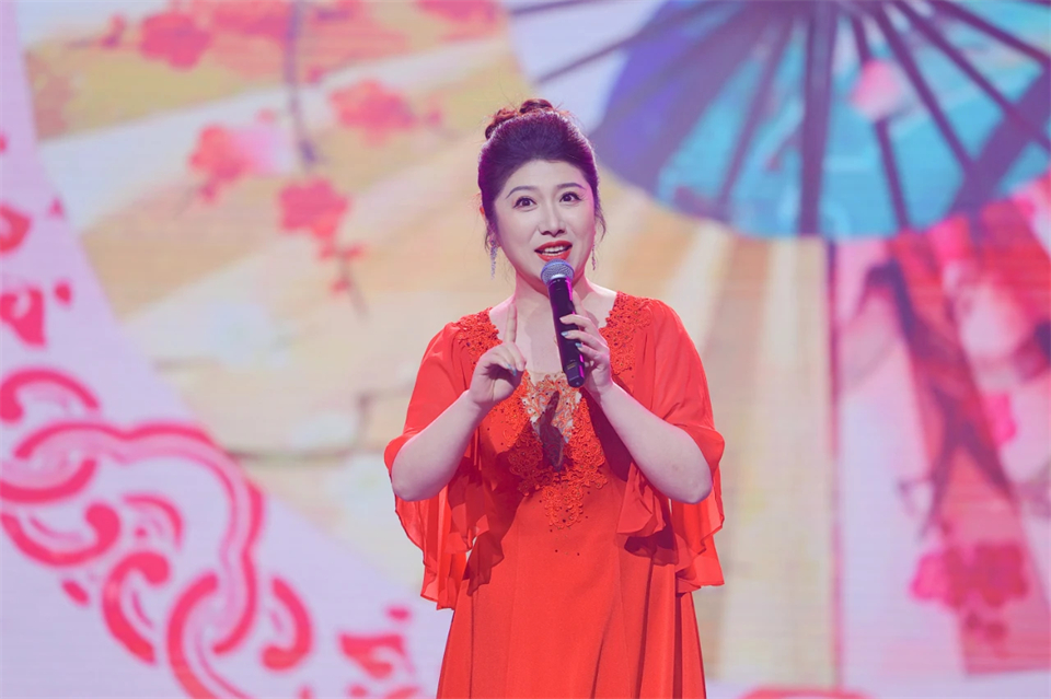 立异引领价值 理想成绩未来——庆祝龙8头号玩家智能建设25周年表扬大会暨文艺晚会盛大举行