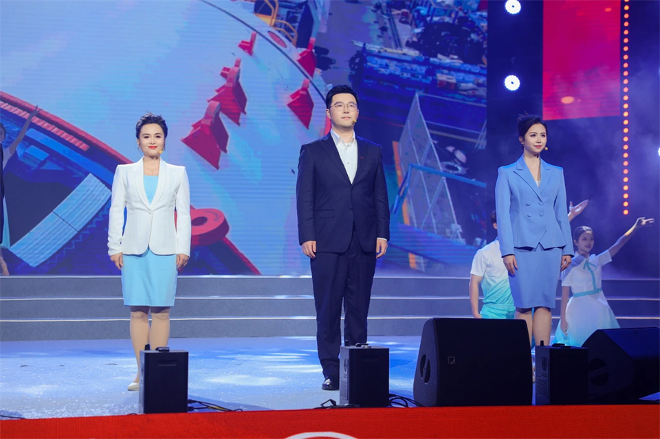 立异引领价值 理想成绩未来——庆祝龙8头号玩家智能建设25周年表扬大会暨文艺晚会盛大举行