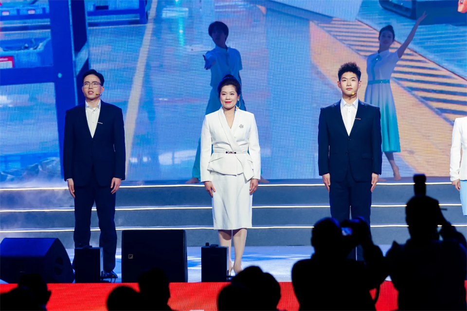 立异引领价值 理想成绩未来——庆祝龙8头号玩家智能建设25周年表扬大会暨文艺晚会盛大举行