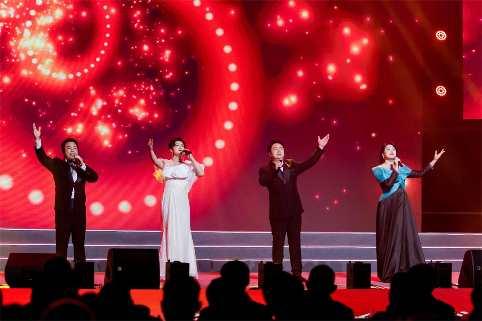 立异引领价值 理想成绩未来——庆祝龙8头号玩家智能建设25周年表扬大会暨文艺晚会盛大举行